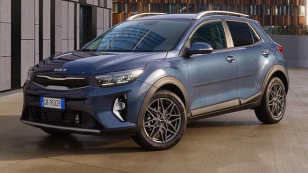 Kia Stonic стартира с началното ниво, оборудвано с 4-цилиндров бензинов двигател (1.2 MPi със 79 коня, комбиниран с петстепенна механична скоростна кутия) . Подобна конфигурация, с максимална мощност от 78 к.с. е налична и за двугоривния вариант 1,2 MPi (GPl) .

Като алтернатива  можете да изберете хибридната версия на  този малък SUV от корейския производител. Предлага мек хибриден двигател 1.0 T - GDi , който върви с 6-степенна механична скоростна кутия (разходът на гориво е между 4,9 и 5,4 л/100 км ) или със 7-степенна автоматична трансмисия DCT ( 5,0 - 5,2 л/100 км ). 


И двата варианта са с предно задвижване и могат да достигнат максимална скорост от 185 км/ч, като на първия отнема по-малко време (11,3 до 12,4 секунди ) да лети със 100 км/ч. Споделят общи размери - дължината е 4140 мм , с междуосие от 2580 мм, в сравнение с ширина от 1760 мм и височина от 1520 мм, докато багажникът има товарен капацитет между  352 и 1155 литра.

Същото е при технологичното оборудване, което включва 8-инчов централен сензорен екран. Предлагат се две нива на оборудване - Style special edition и Black edition ).
